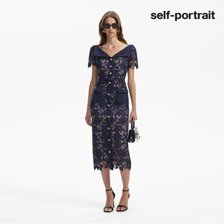 [self-portrait] 네이비 레이스 오픈 넥 미디 드레스 (RS24-126M-BL)