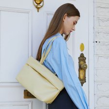 [프로미스나인 이채영 착용][레아 숄더백_레몬] Leah Shoulder Bag_Lemon_추가이미지